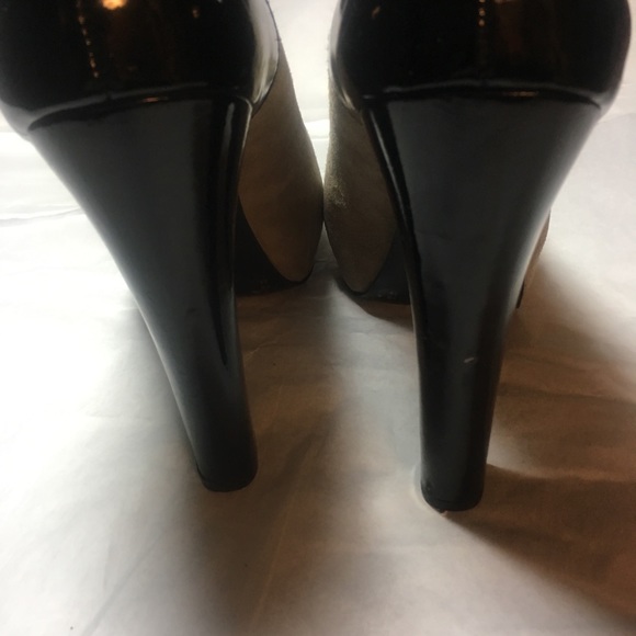 BCBG Paris snakeskin tan suede black leather pumps - Picture 5 of 7